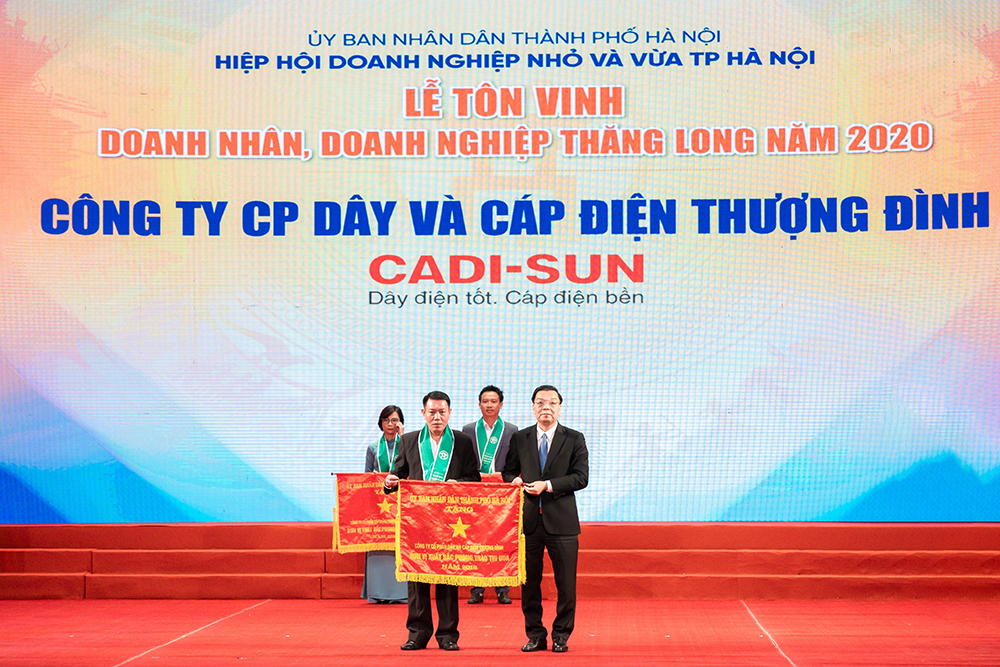 cadi-sun-don-nhan-co-thi-dua-cua-ubnd-tp-ha-noi_1