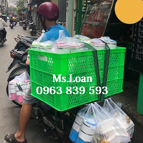 Sóng nhựa công nghiệp có bánh xe đựng hàng, giao hàng sau xe máy.