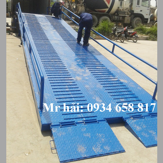 Chuyển sản xuất cầu dẫn xe nâng lên container theo yêu cầu