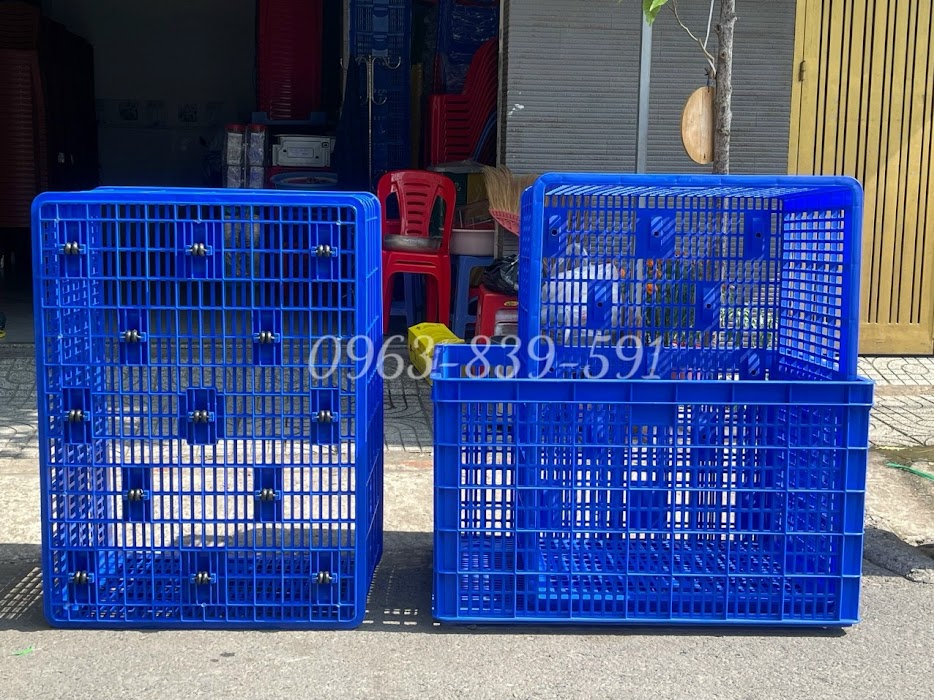Sóng nhựa đựng hàng công nghiệp loại lớn có 26 bánh xe