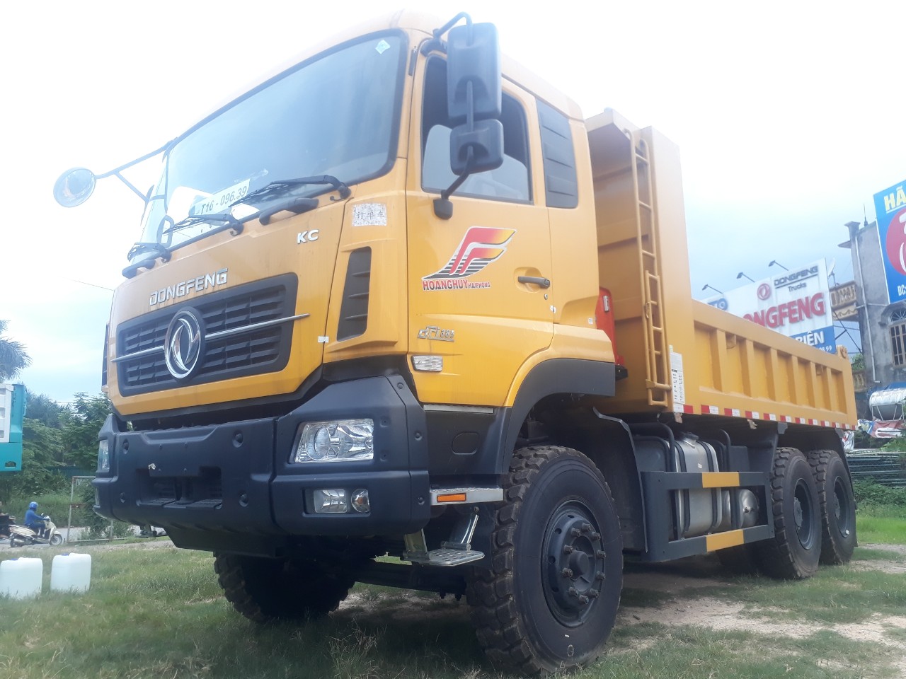 Giá xe Ben 3 chân Dongfeng Hoàng Huy bao nhiêu