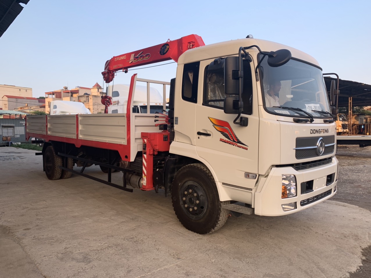 Mua xe tải Dongfeng B180 gắn cẩu Unic 5 tấn ở đâu uy tín?