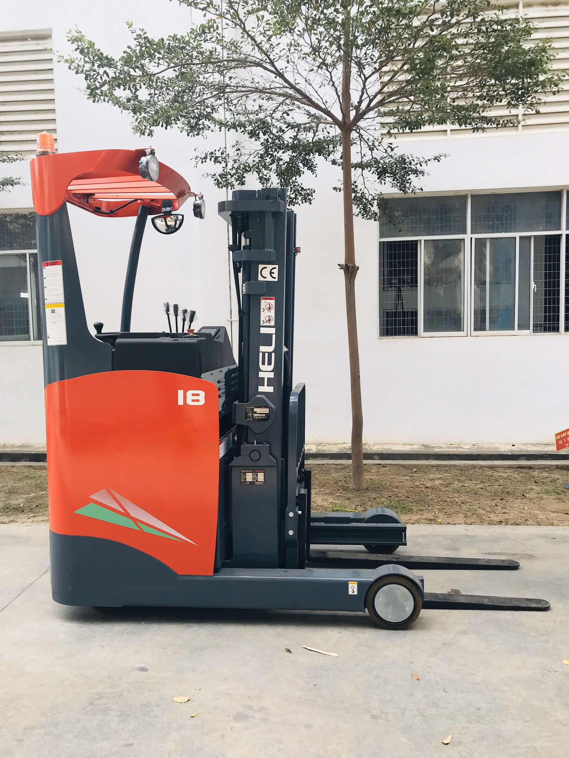 Xe nâng đứng lái 1.5 tấn - 2.5 tấn