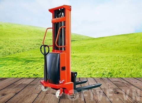 Xe nâng điện bán tự động giảm tải sức lao động, sản phẩm tin dùng của Doanh nghiệp