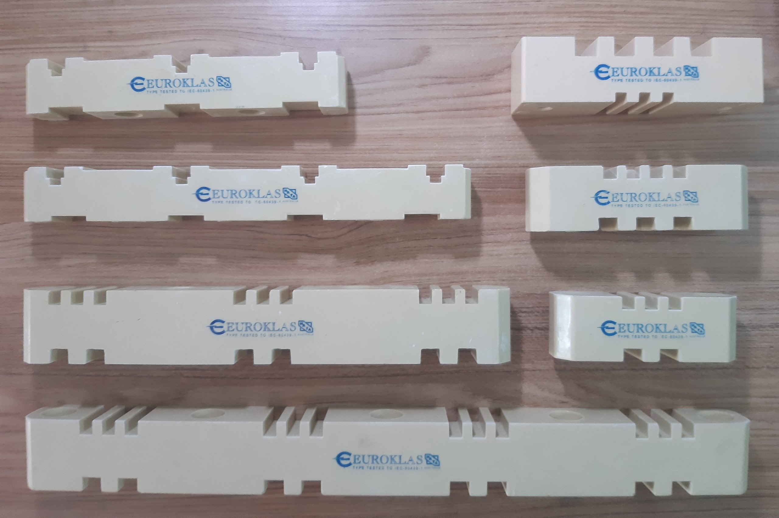 Thanh đỡ cách điện Euroklas 3P 1 rãnh 10,3P 2 rãnh 10