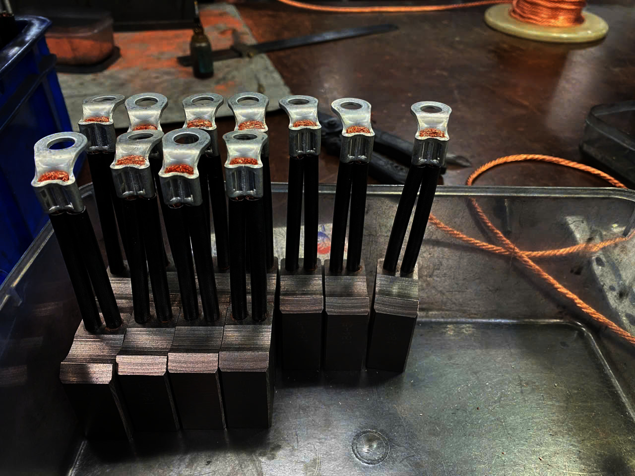 Chổi than công nghiệp chất lượng cao, giá cả hợp lý, đem lại hiệu quả vượt trội cho công việc của bạn