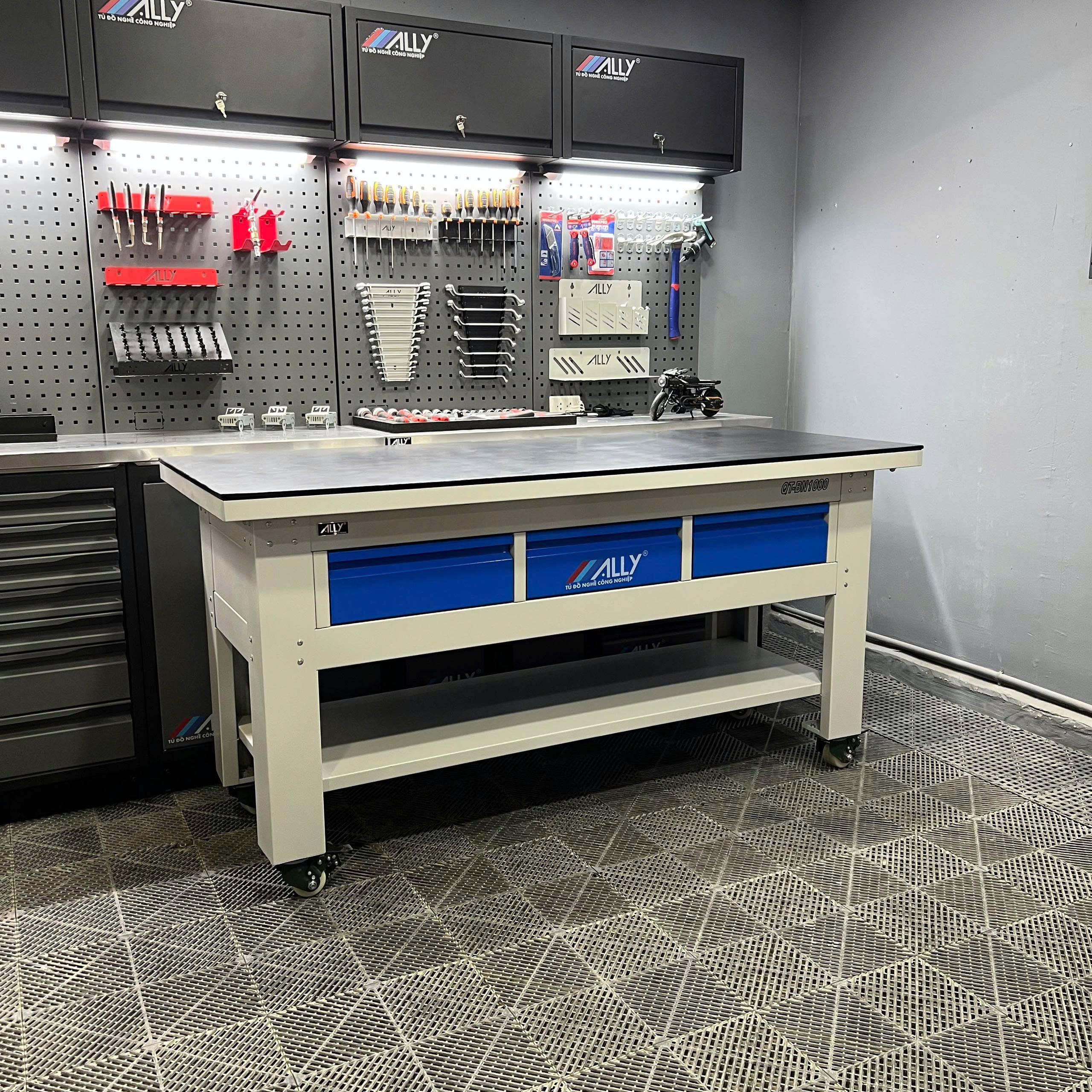 BÀN NGUỘI CƠ KHÍ ALLY QT-BN1000 – GIẢI PHÁP LÝ TƯỞNG CHO XƯỞNG CƠ KHÍ HIỆN ĐẠI