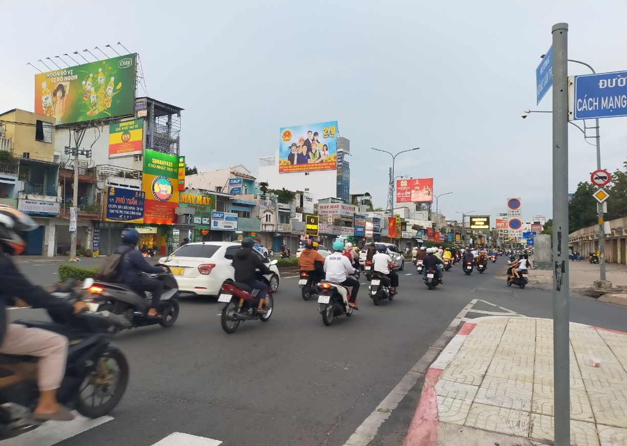 Quảng cáo ngoài trời giá rẻ (OOH) billboard Quận Tân Bình vị trí đẹp