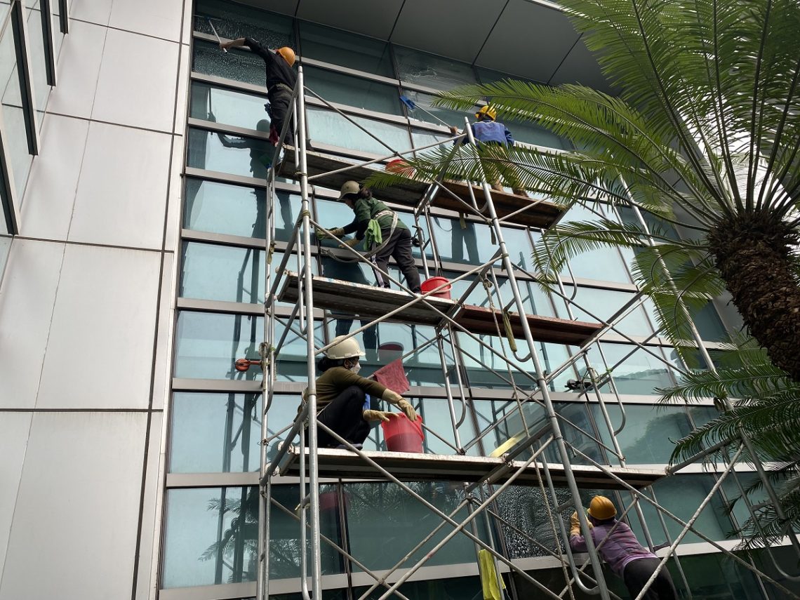 Dịch vụ vệ sinh lau kính tòa nhà, vệ sinh Hòa Mỹ