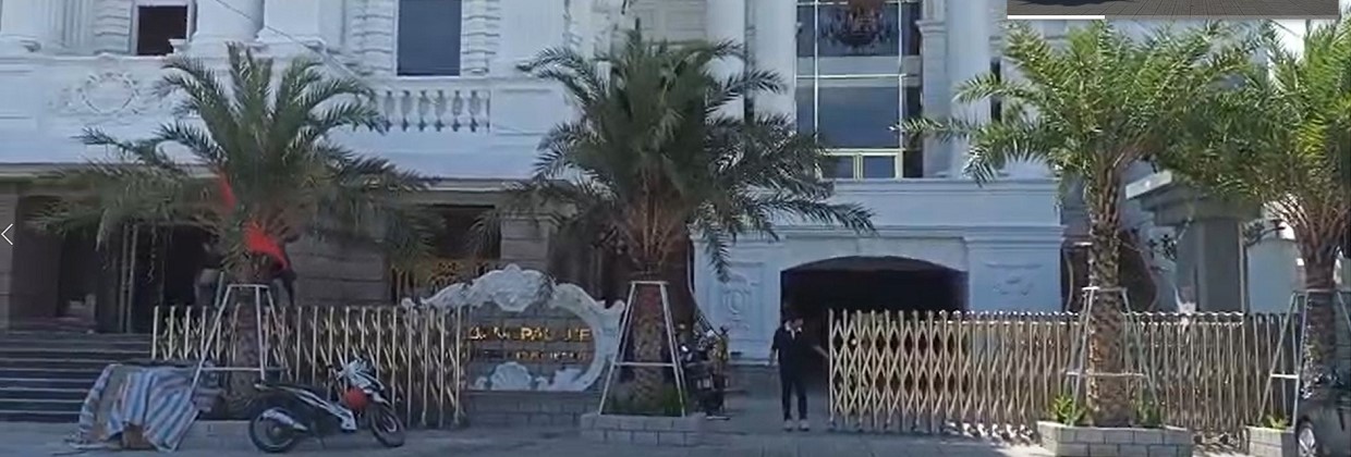 Cổng xếp inox kéo tay