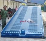 cầu xe nâng cau xe nang cầu dẫn hàng lên container