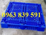 Pallet nhựa kê hàng và dùng cho xe nâng tay cực tốt.